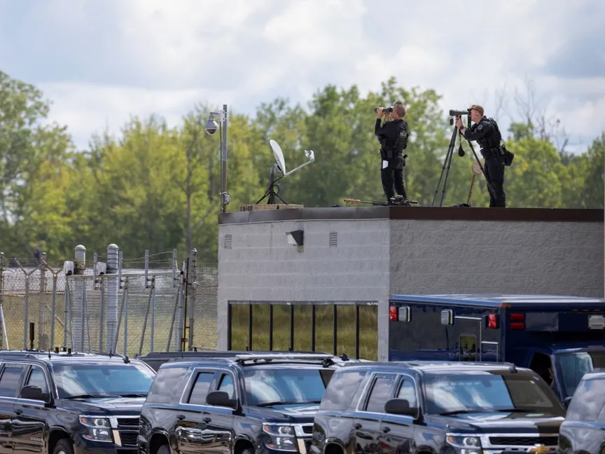 أفراد من جهاز الخدمة السرية يقفون على سطح مبنى في انتظار وصول الرئيس السابق دونالد ترمب إلى رومولوس بولاية ميشيجان. 20 أغسطس 2024 - REUTERS