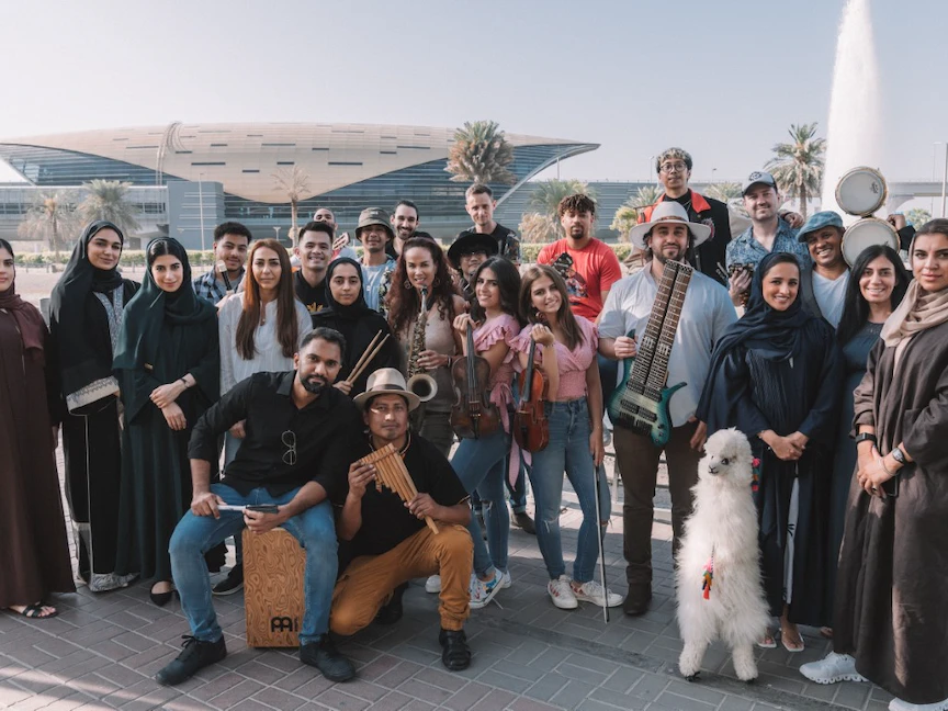 إحدى الفرق الموسيقية المشاركة فى المهرجان وتظهر خلفها إحدى محطات المترو. - وام