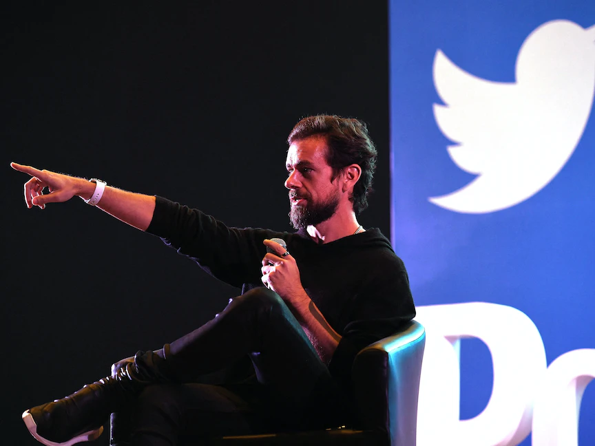 الرئيس التنفيذي لشركة Twitter والمؤسس المشارك جاك دورسي يشير أثناء كلمة أمام طلاب في المعهد الهندي للتكنولوجيا (IIT) في نيودلهي، 12 نوفمبر 2018 - AFP