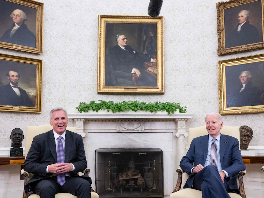 الرئيس الأميركي جو بايدن يلتقي رئيس مجلس النواب الأميركي كيفن مكارثي بالمكتب البيضاوي لبحث رفع سقف الدين، واشنطن. 22 مايو 2023 - AFP