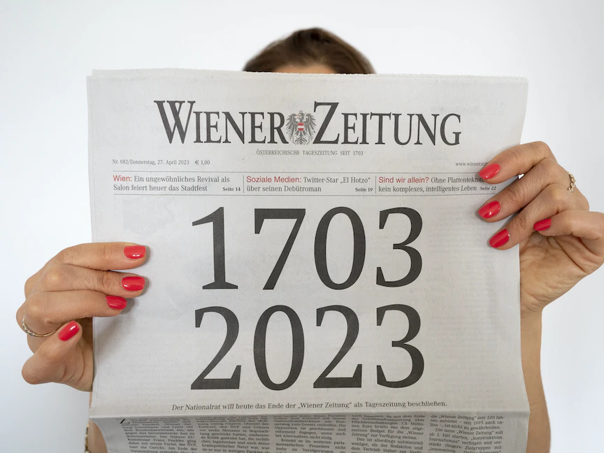 امرأة تحمل نسخة من صحيفة "وينر تسايتونج". 27 أبريل 2023 - AFP