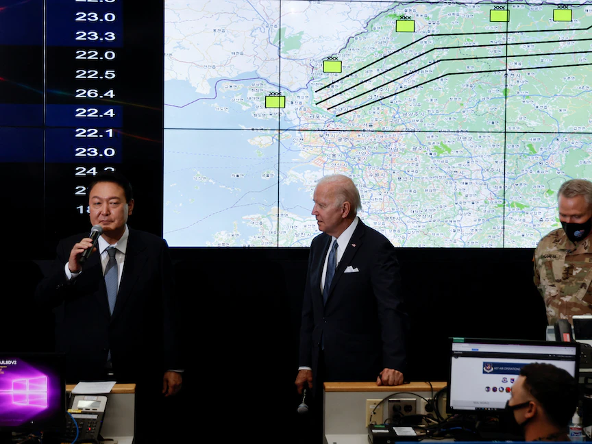 رئيس كوريا الجنوبية يون سوك يول يتحدث أثناء زيارة الرئيس الأميركي جو بايدن مركز العمليات الجوية في قاعدة أوسان الجوية في بيونجتايك، كوريا الجنوبية- 22 مايو 2022 - REUTERS