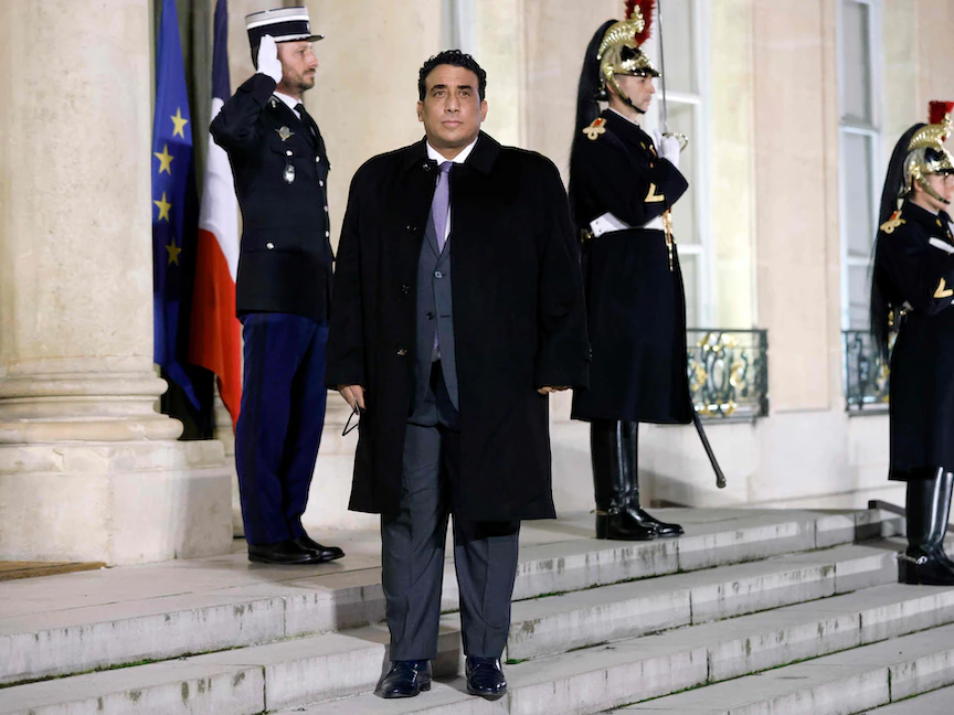 رئيس المجلس الرئاسي الليبي محمد المنفي يصل إلى مأدبة عشاء في قصر الإليزيه الرئاسي في باريس، 11 نوفمبر 2021 - AFP