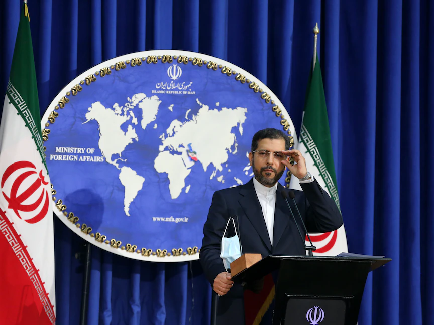 المتحدث باسم الخارجية الإيرانية سعيد خطيب زاده خلال مؤتمر صحافي في طهران - Getty Images