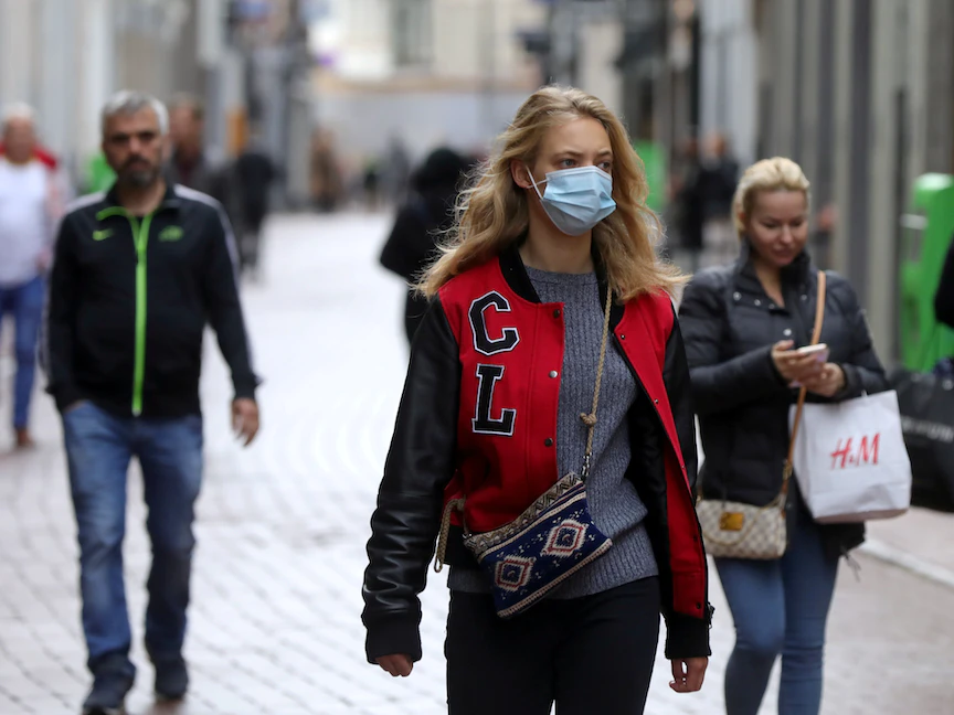 عدد من المارة يرتدون كمامات في أحد أسواق العاصمة الهولندية أمستردام- 7 أكتوبر 2020 - REUTERS