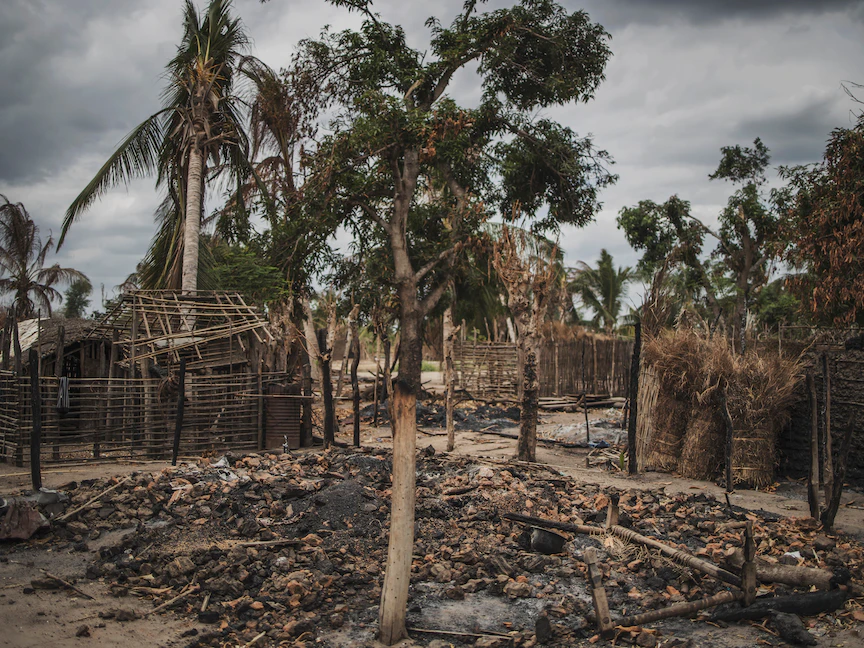 منازل مدمرة في قرية بموزمبيق تعرضت لهجوم شنته جماعات مسلحة- أغسطس 2019 - AFP