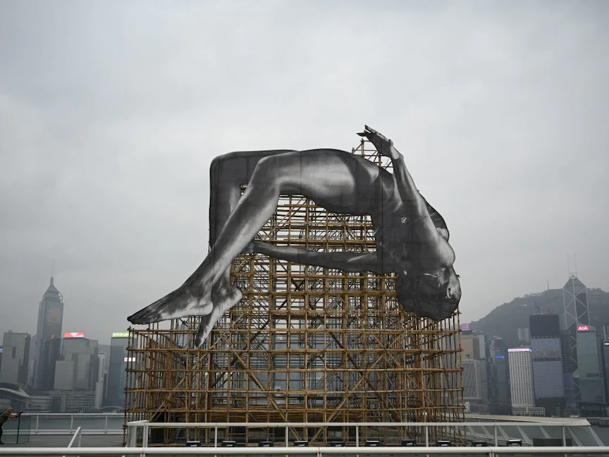 عمل فني في هونج كونج للمصوّر الفرنسي JR بعنوان "Giants: Rising Up" - Twitter@JRart