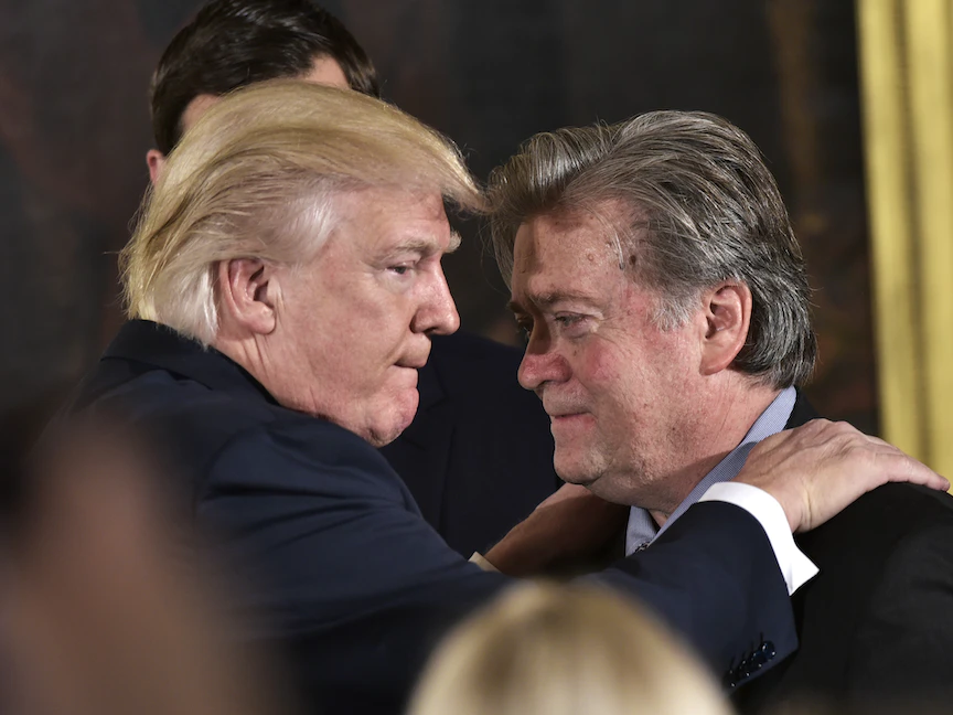 الرئيس الأميركي دونالد ترمب وكبير مخططيه الاستراتيجيين السابق ستيف بانون - AFP