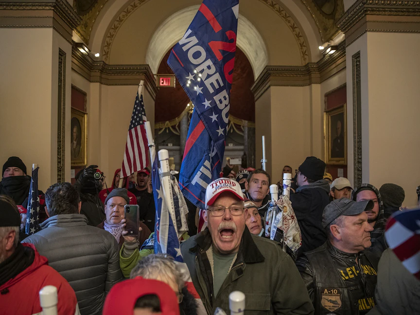 مؤيدون للرئيس الأميركي دونالد ترمب بعد اقتحامهم مبنى الكونغرس في العاصمة واشنطن، 6 يناير 2021 - Bloomberg