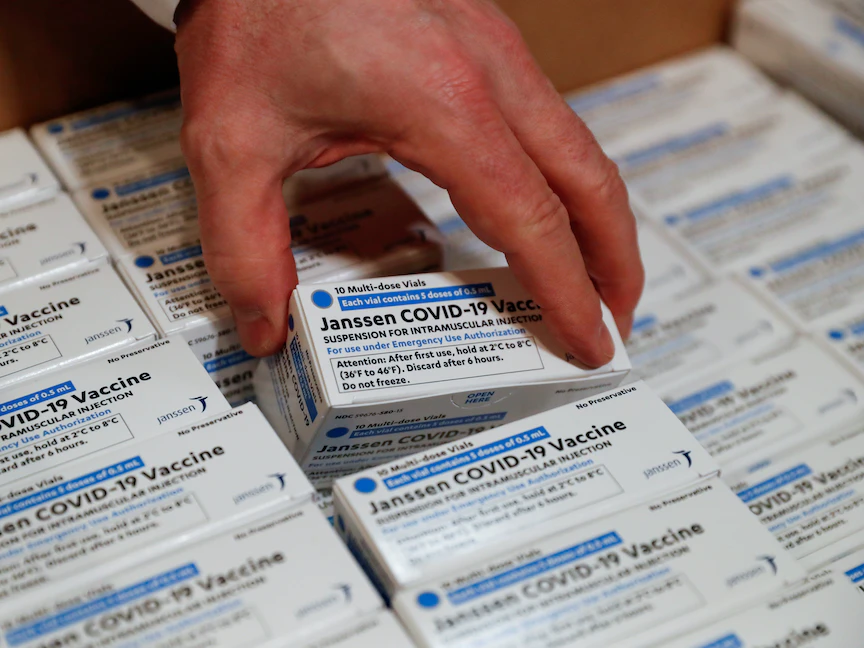 علب لقاحات "جونسون آند جونسون" بمستشفى "ساوث شور" الجامعي في نيويورك -3 مارس 2021 - REUTERS