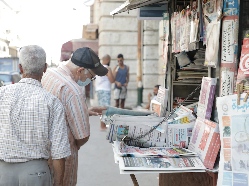 تونسي يطالع عناوين الصحف في العاصمة قبل يوم من موعد الاستفتاء على الدستور. 24 يوليو 2022 - الشرق
