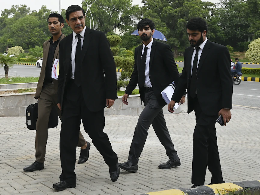 الفريق القانوني لرئيس الوزراء الباكستاني السابق عمران خان يصل لحضور جلسة استماع في المحكمة العليا في إسلام أباد، باكستان. 9 أغسطس 2023 - AFP