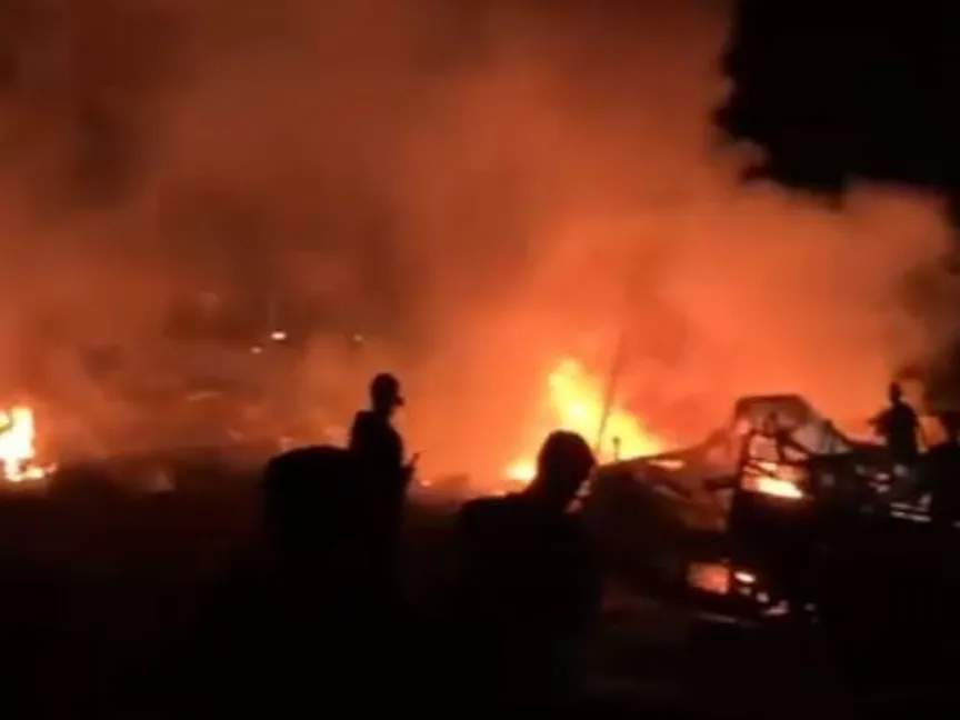 صورة من فيديو تظهر اشتعال النيران في خيام نازحين فلسطينيين في خان يونس بعد غارات إسرائيلية. غزة. 18 مايو 2025 - .