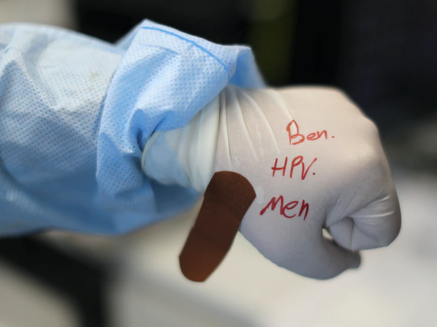 عامل صحي يدوين ملاحظة على قفازته لإعطاء لقاح التهاب الكبد، وفيروس الورم الحليمي البشري، والتهاب السحايا في عيادة في وستمنستر ، كاليفورنيا ، الولايات المتحدة. 19 أغسطس 2021 - REUTERS