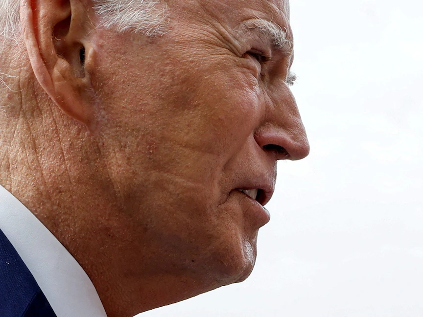 علامات حزام جهاز ضغط مجرى الهواء الإيجابي المستمر تظهر على وجه الرئيس الأميركي جو بايدن. 28 يونيو 2023 - REUTERS