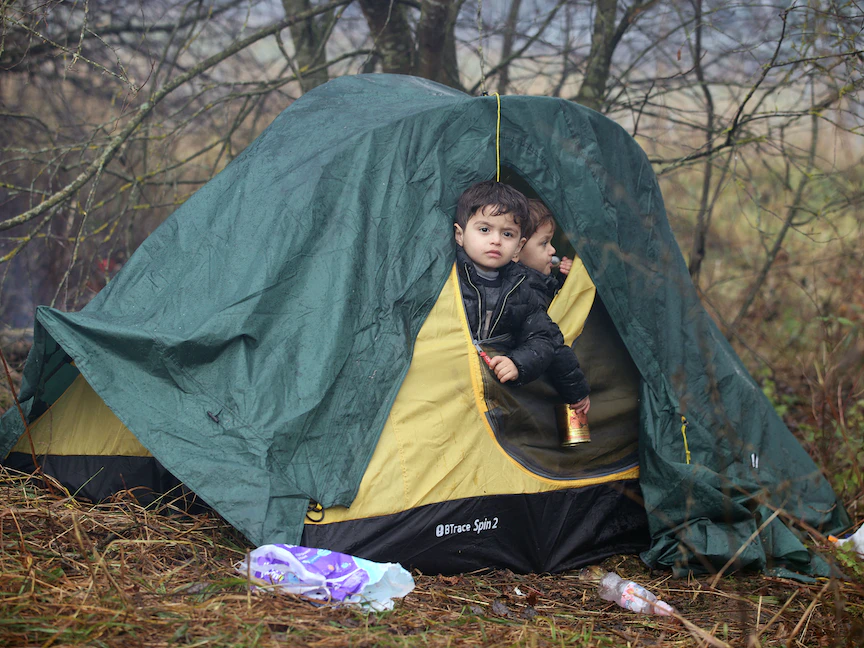 طفلان مهاجران في خيمة على حدود بيلاروسيا مع بولندا، 8 نوفمبر 2021 - AFP