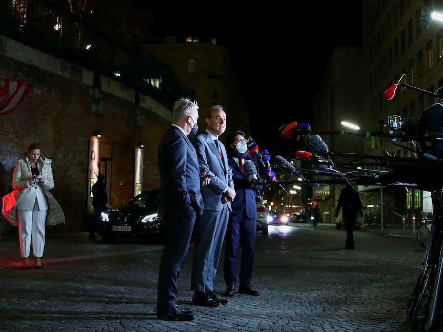 منسق الاتحاد الأوروبي بفاوضات فيينا لإحياء الاتفاق النووي الإيراني إنريكي مورا، يتحدث إلى صحافيين في العاصمة النمساوية. 29 نوفمبر 2021 - REUTERS