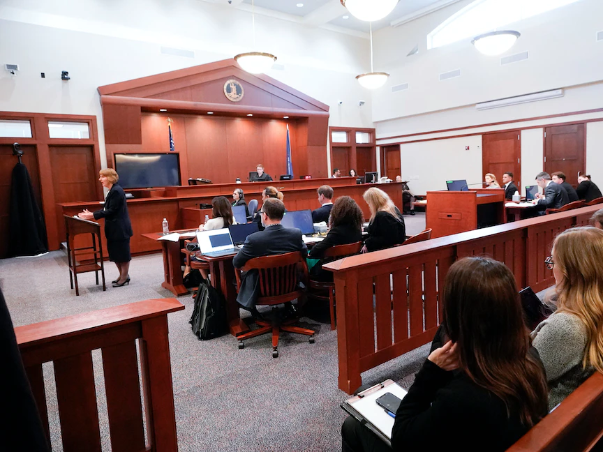 محامية الممثلة أمبر هيرد إيلين بريديهوفت خلال المرافعات الختامية لقضية التشهير المرفوعة من جوني ديب، مقاطعة فيرفاكس، ولاية فيرجينيا، الولايات المتحدة - 27 مايو 2022 - REUTERS