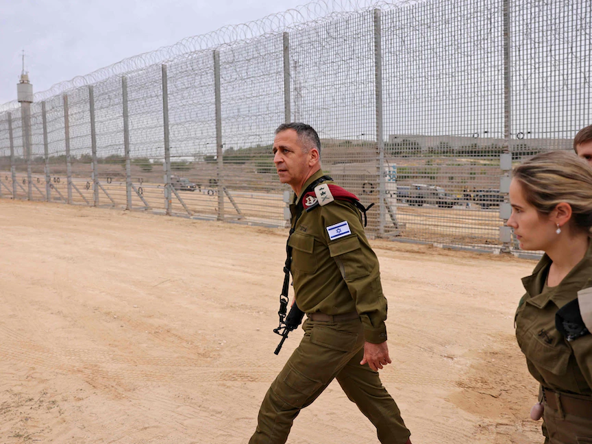 أفيف كوخافي رئيس أركان الجيش الإسرائيلي خلال جولة تفقدية بالقرب من الحدود مع قطاع غزة - 7 ديسمبر 2021 - AFP