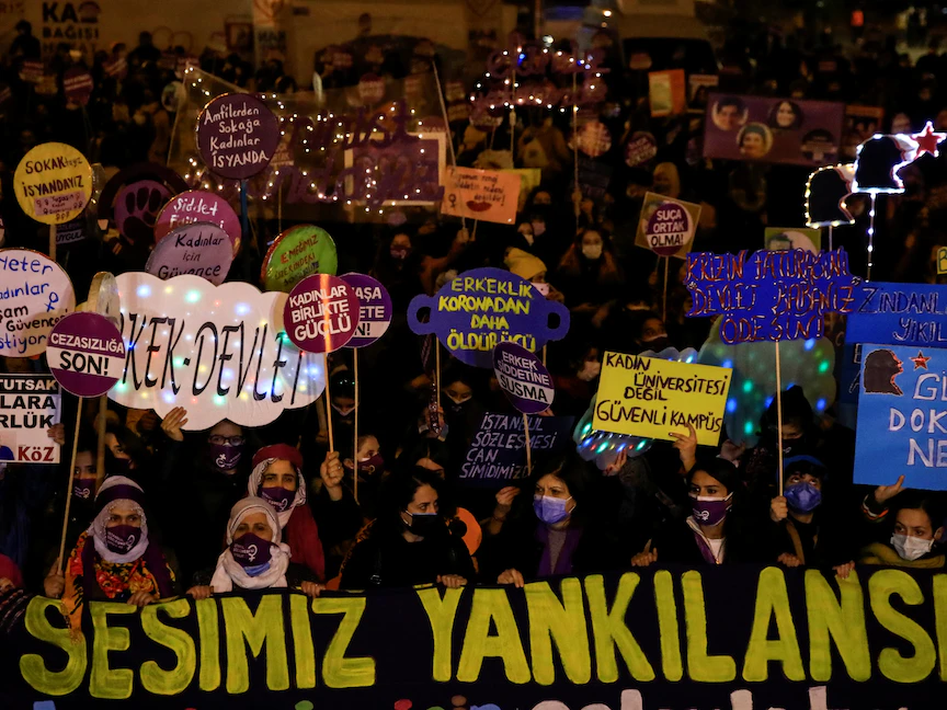 متظاهرات يتجمعن للاحتجاج على العنف ضد المرأة في إسطنبول. 25 نوفمبر 2020 - REUTERS