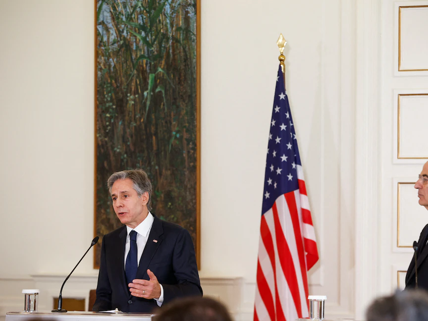 وزير الخارجية اليوناني نيكوس ديندياس ووزير الخارجية الأميركي أنتوني بلينكين في وزارة الخارجية في أثينا. 21 فبراير 2023 - REUTERS