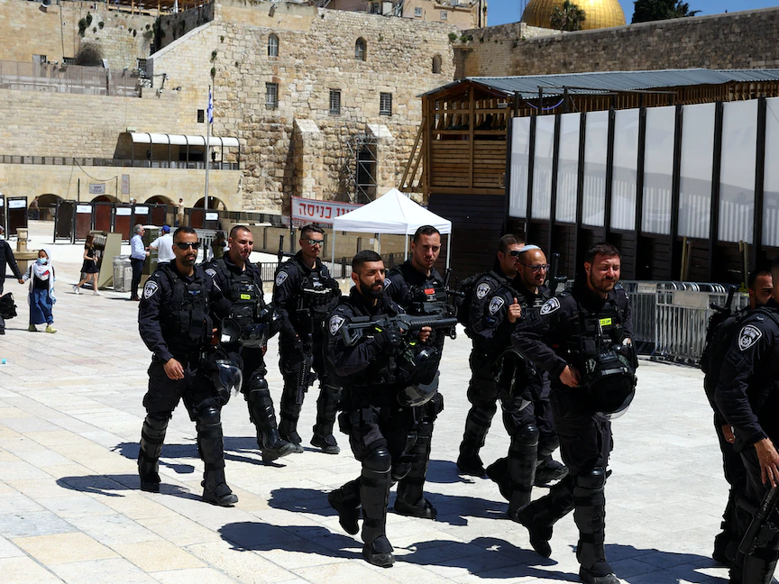 قوات الأمن الإسرائيلية تقوم بدوريات في باحة المسجد الأقصى بالقدس- 15 أبريل 2022 - REUTERS