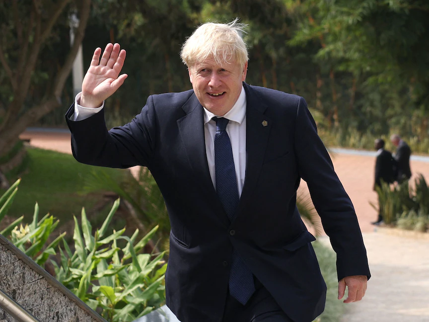 رئيس الوزراء البريطاني بوريس جونسون يصل كيجالي في رواندا للمشاركة في "قمة الكومنولث" - 24 يونيو 2022 - AFP