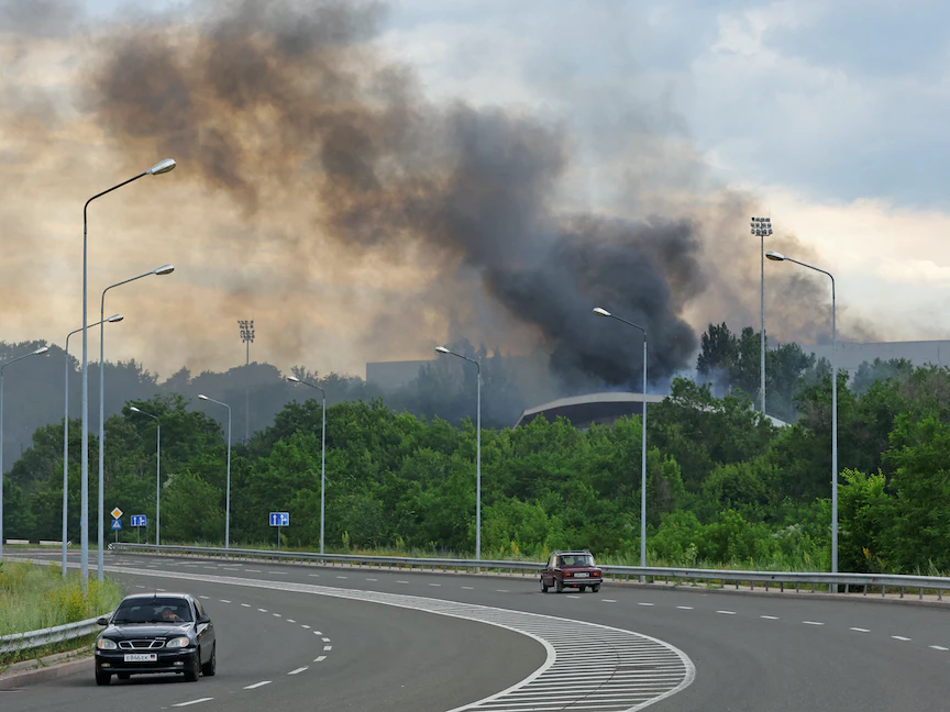 أدخنة متصاعدة نتيجة القصف المدفعي المتبادل بين القوات الروسية والأوكرانية في دونيتسك - 18 يونيو 2022 - REUTERS