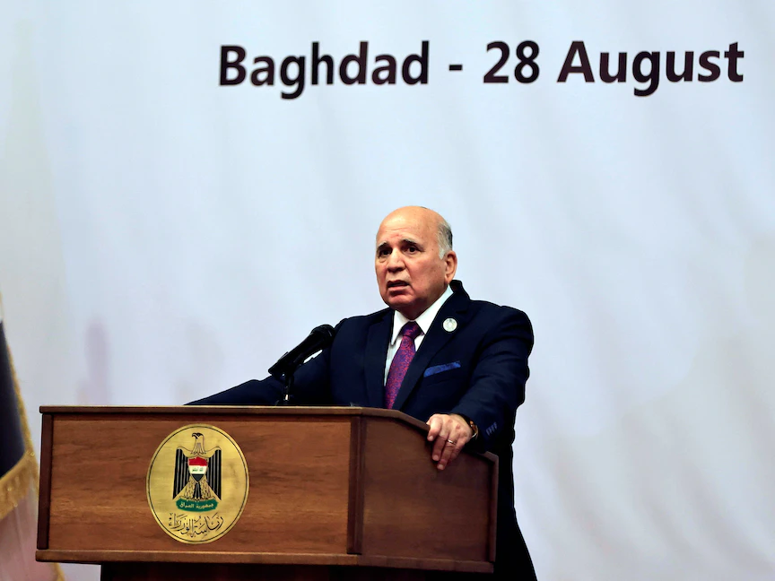 وزير الخارجية العراقي فؤاد حسين خلال مؤتمر صحافي في بغداد- 28 أغسطس 2021 - REUTERS