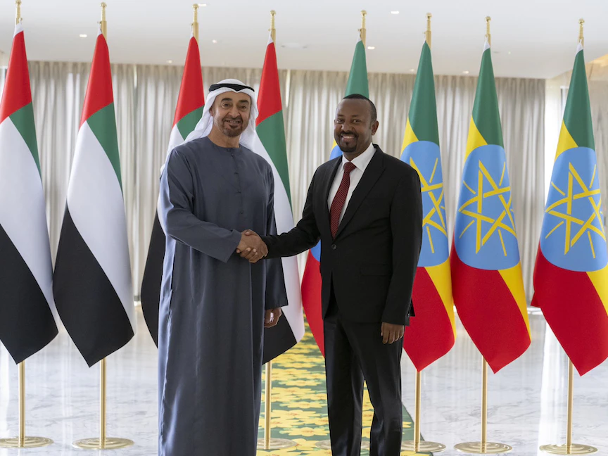 رئيس الإمارات الشيخ محمد بن زايد يصافح رئيس الوزراء الإثيوبي أبي أحمد خلال زيارته إلى أديس أبابا. 18 أغسطس 2023 - twitterMohamedBinZayed