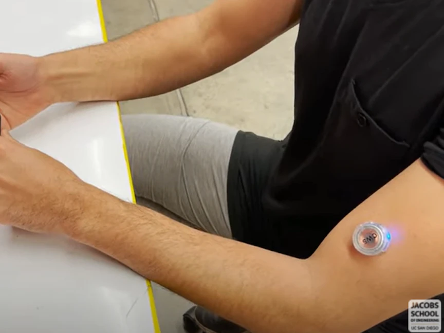 تجربة الجهاز الجديد في مختبر جامعة كاليفورنيا في سان دييجو، الولايات المتحدة