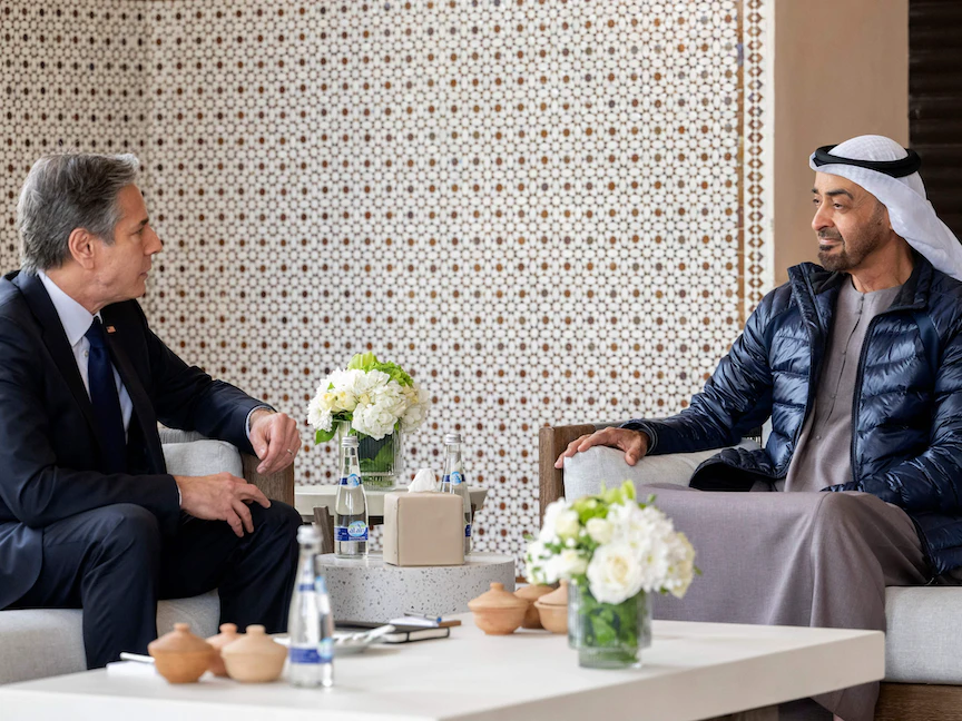 ولي عهد أبو ظبي الشيخ محمد بن زايد خلال اجتماعه مع وزير الخارجية الأميركي أنتوني بلينكن في الرباط، المغرب- 29 مارس 2022 - AFP
