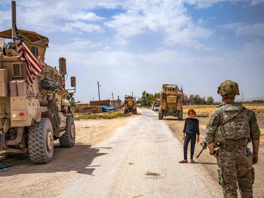 جندي أميركي خلال دورية بالقرب في إحدى القرى التي تعرضت لاشتباكات في القامشلي بمحافظة الحسكة شمال شرقي سوريا - 21 أغسطس 2022 - AFP