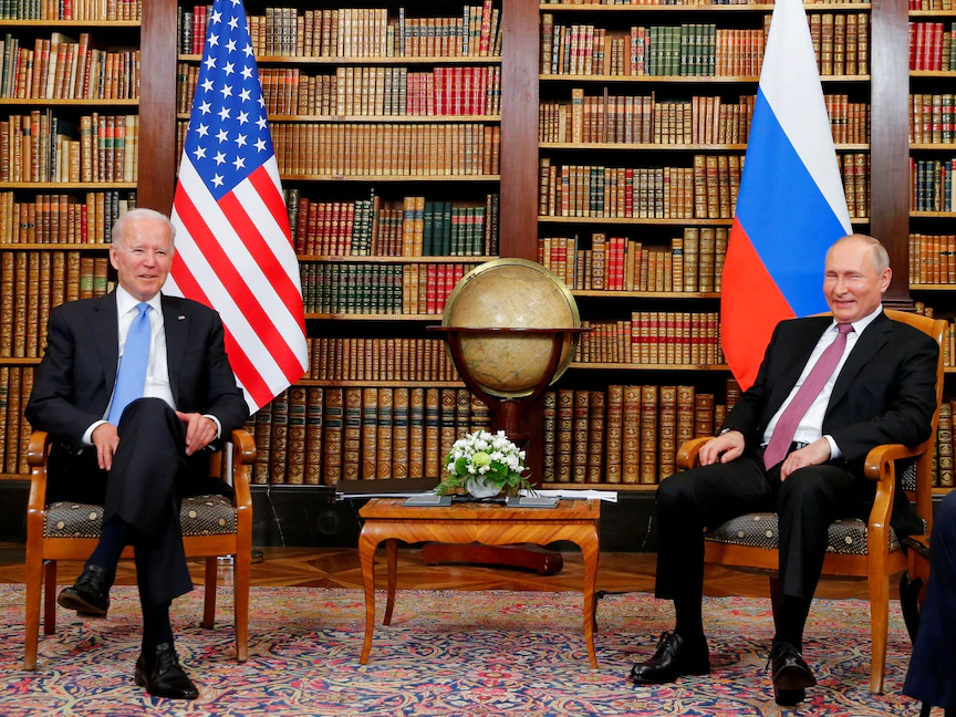 الرئيس الأميركي جو بايدن ونظيره الروسي فلاديمير بوتين خلال القمة المشتركة في جنيف- 16 يونيو 2021 - REUTERS