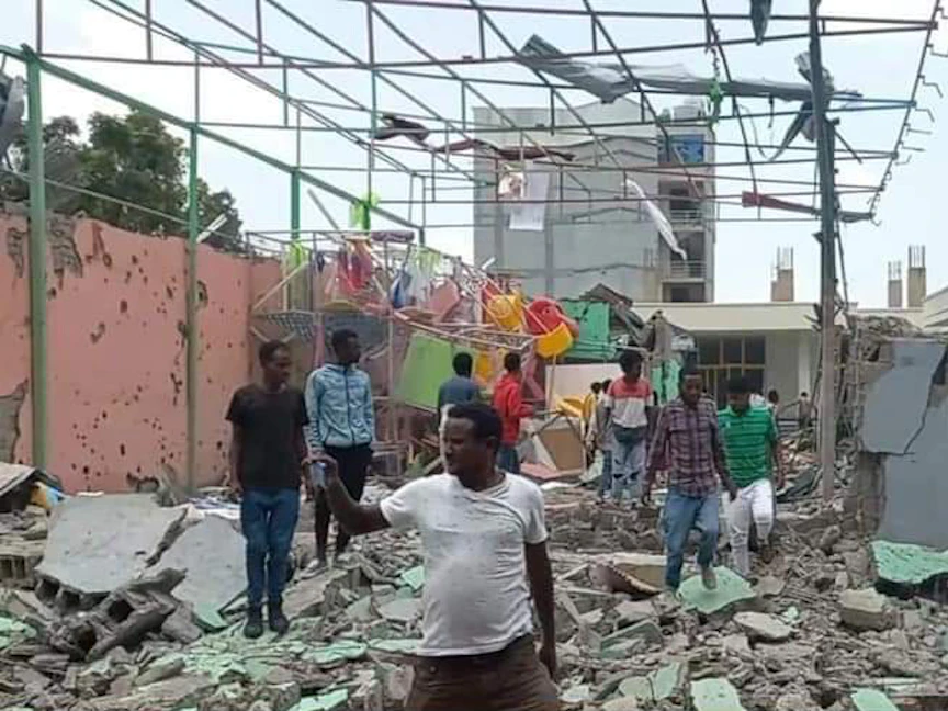 صور بثها تلفزيون إقليم تيجراي المحلي لما قال إنه آثار غارة جوية شنتها القوات الحكومية على عاصمة الإقليم مقلي- 26 أغسطس 2022