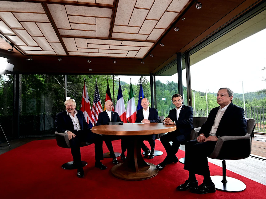رئيس الوزراء البريطاني بوريس جونسون والرئيس الأميركي جو بايدن والمستشار الألماني أولاف شولتز والرئيس الفرنسي إيمانويل ماكرون ورئيس الوزراء الإيطالي ماريو دراجي في صورة خلال اجتماع قمة قادة مجموعة السبع في بافاريا - 28 يونيو 2022 - REUTERS