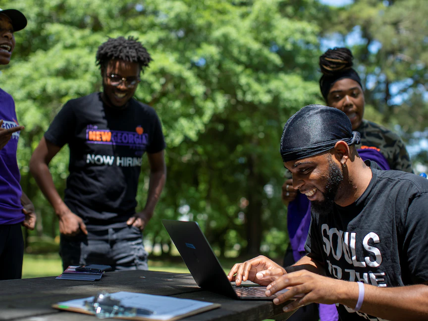 مسؤولون في مشروع "نيو جورجيا" وخبراء جمع الأصوات يبحثون طرق تشجيع الناس على التصويت في أتلانتا جورجيا الولايات المتحدة. 12 مايو 2022 - REUTERS