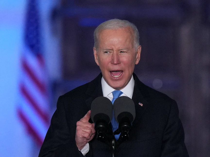 الرئيس الأميركي جو بايدن يتحدث خلال زيارته العاصمة البولندبة وارسو - 26 مارس 2022 - REUTERS