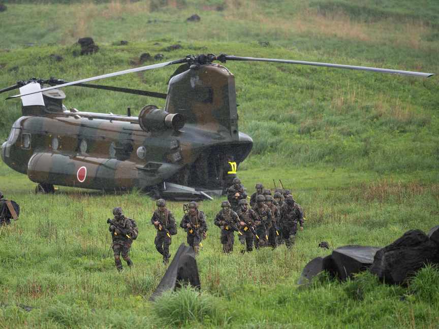 جنود يابانيون وفرنسيون خلال مناورة عسكرية مشتركة مع الولايات المتحدة في ميازاكي باليابان - 15 مايو 2021 - REUTERS