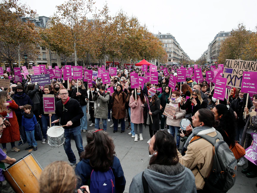 أشخاص يشاركون في احتجاج ضد عدم المساواة والعنف والتحرش الجنسي ضد النساء في باريس ، فرنسا -20 نوفمبر 2021 - REUTERS