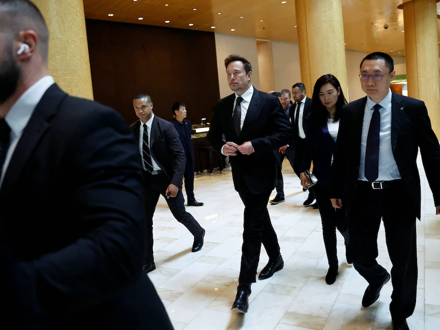 إيلون ماسك يغادر فندقاً في العاصمة الصينية بكين. 31 مايو 2023 - REUTERS