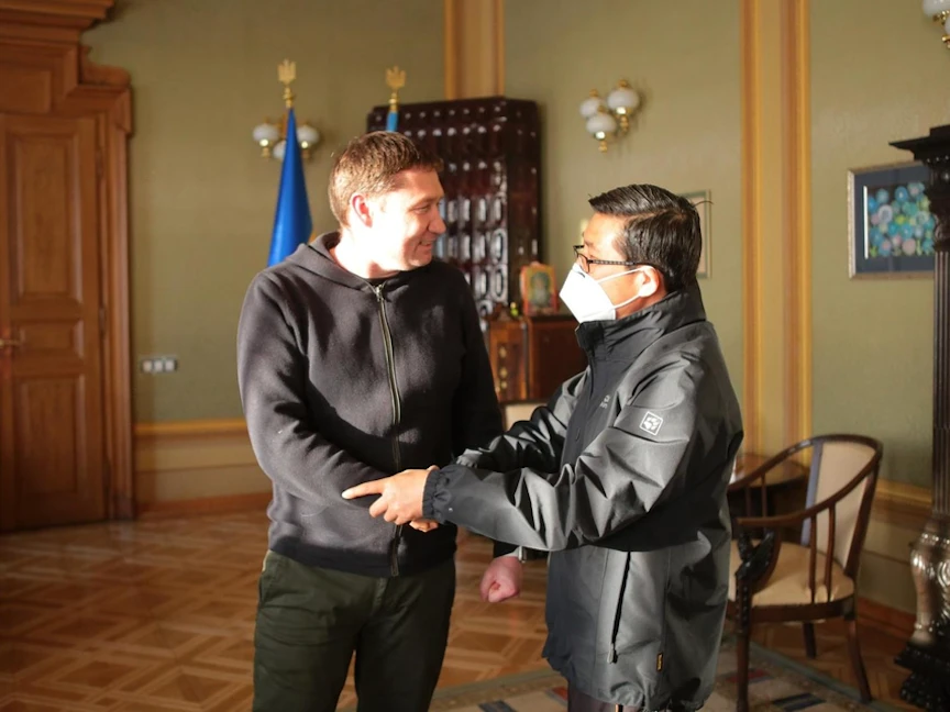 السفير الصيني في كييف فان شيان رونج لدى لقائه حاكم لفيف ماكسيم كوزيتسكي - 15 مارس 2022 - ukrinform.net