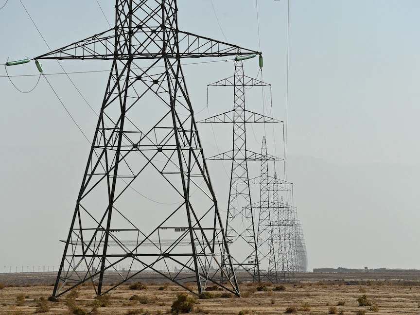 عدد من الأبراج التي تنقل الكهرباء من أوزبكستان إلى أفغانستان - 27 أكتوبر 2021 - AFP