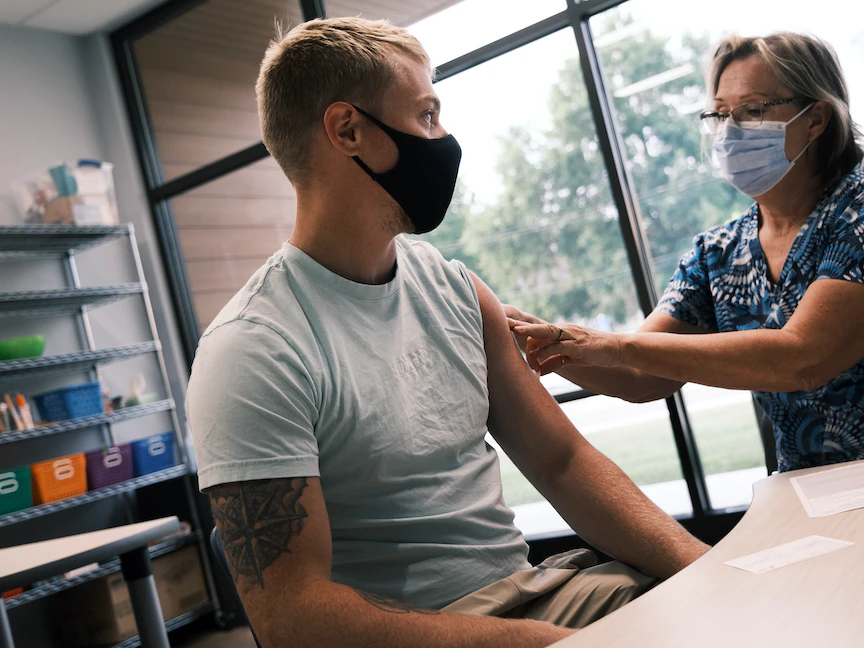 أميركي يتلقى جرعة من لقاح كورونا في إطار حملة التطعيم الواسعة التي تشهدها الولايات المتحدة - 5 أغسطس 2021 - Getty Images