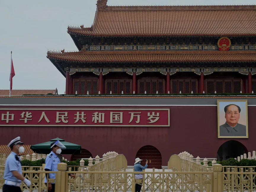 شرطيان أمام بوابة تيانانمين في بكين خلال الذكرى الـ33 لأحداث 4 يونيو 1989 - 4 يونيو 2022 - AFP