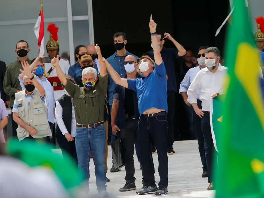 البرازيل: كورونا تطيح بوزيري صحة.. والرئيس يتظاهر ضد "القيود"