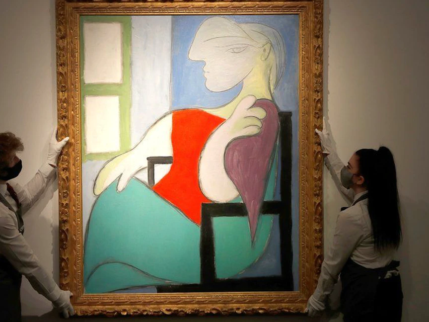 لوحة "المرأة الجالسة قرب النافذة" لبابلو بيكاسو خلال عرضها في مزاد بنيويورك - 14 مايو 2021 - REUTERS