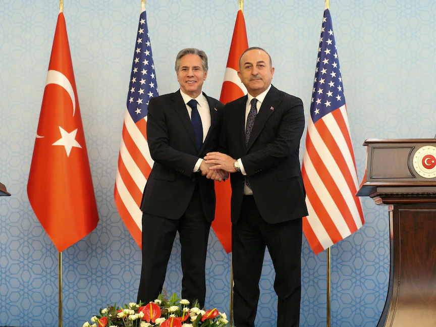 وزير الخارجية الأميركي أنتوني بلينكن يصافح نظيره التركي مولود جاويش أوغلو في أنقرة- 20 يناير 2023 - REUTERS