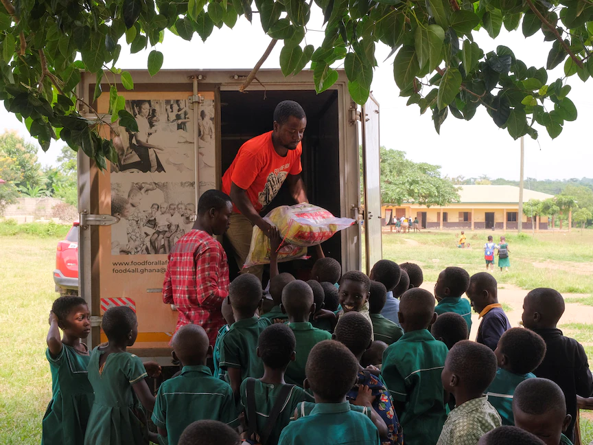 تقديم الطعام لمساعدة طلاب إحدى مدارس منطقة أشاتي في غانا- 7 يونيو 2022 - REUTERS