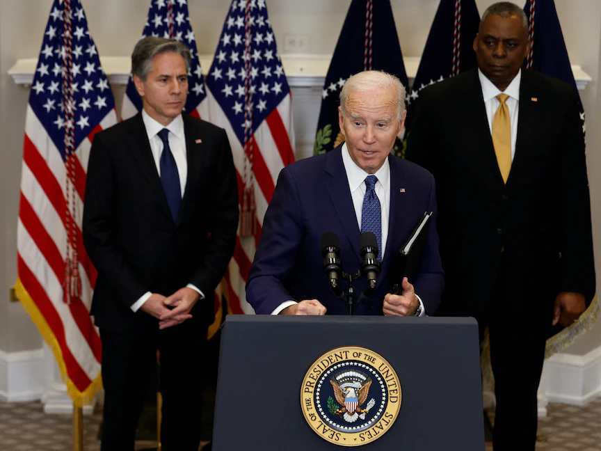 الرئيس الأميركي جو بايدن يعلن إرسال دبابات "أبرامز" إلى أوكرانيا في كلمة من البيت الأبيض وخلفه وزير الدفاع لويد أوستن ووزير الخارجية أنتوني بلينكن. 25 يناير 2023 - REUTERS